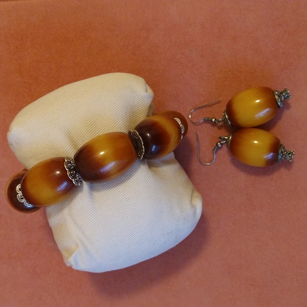 VINTAGE LUCITE BUTTERSCOTCH YOLK DANGLE EARINGS AND BRACELET
